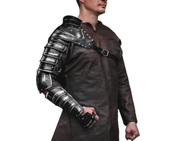 With shoulder armor, high res detail + knives Legolas, The hobbit