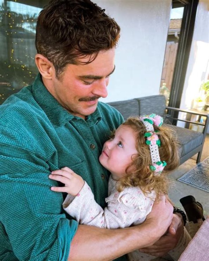 Zac Efron se blottit avec sa petite soeur Olivia pour son anniversaire
