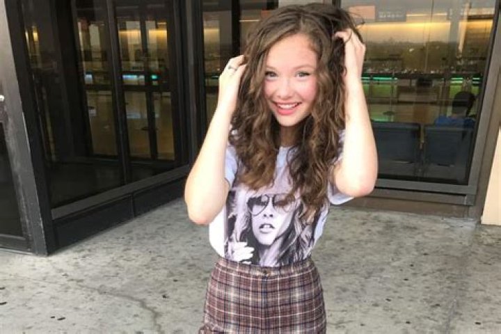 Zoe Colletti&rsquo;s biography age, parents, brother, boyfriend Legit.ng